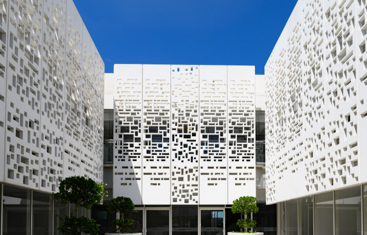 Jean Nouvel a repris le thème du moucharabieh sur les façades du Tanger Med Port Center, divisé en cours-terrasses par secteurs économiques, administratifs ou logistiques avec, en dessous, le terminal passagers.