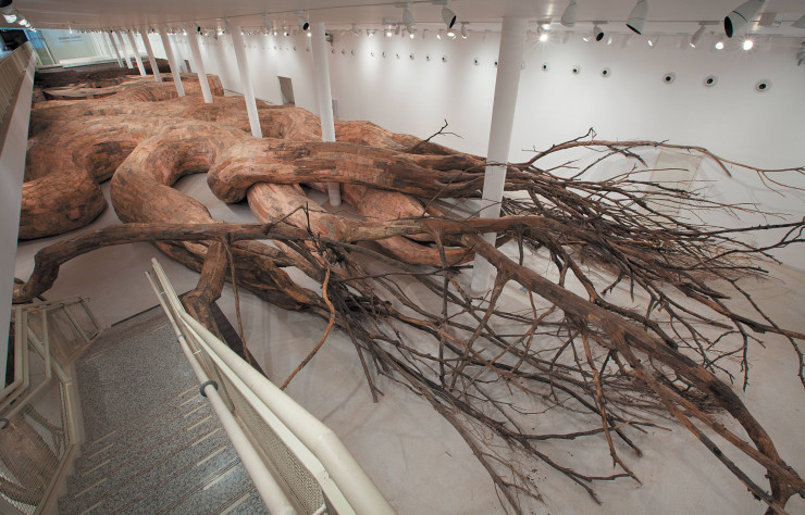Dans le cadre d’« Un été au Havre », l’artiste brésilien Henrique Oliveira fait, avec « Sisyphus Casemate », la proposition d’une nature intrusive, qui envahit une alvéole des Jardins suspendus, sous la forme d’une étonnante racine géante.