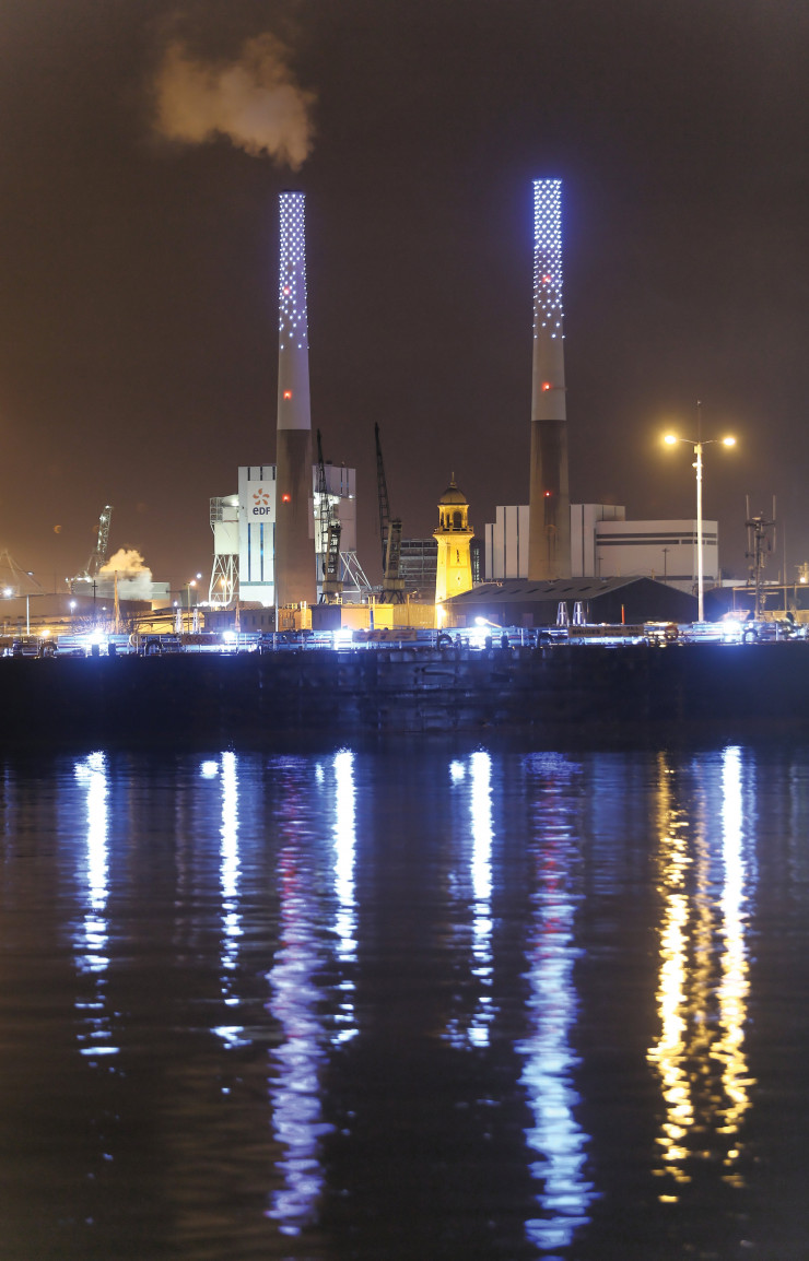 « La Sprite », imaginée par Antoine Schmitt, est « une créature artificielle qui habite les cheminées de l’usine EDF du Havre ».