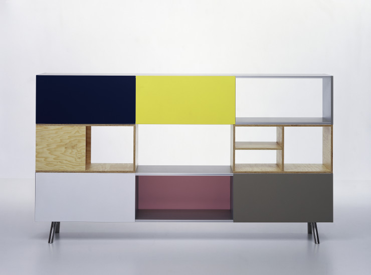 Kast 3 HU (Vitra, 2005). Ce meuble de rangement modulable existe en trois versions : basse, moyenne et haute, avec l’ajout de deux caissons de bois brut.