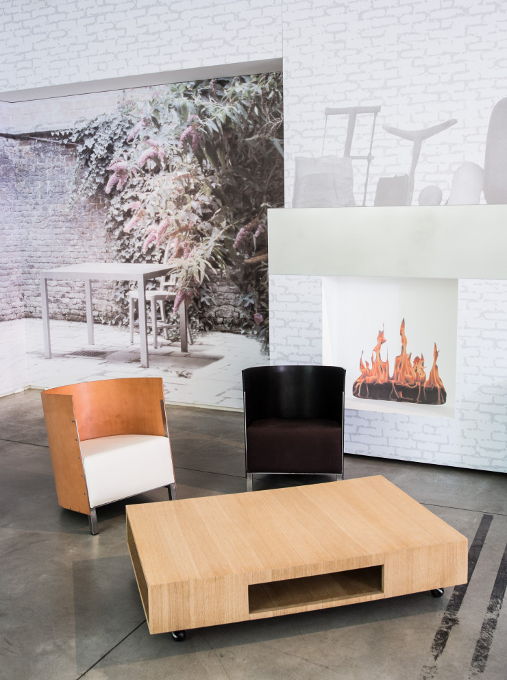 La collection « MVS » (Lensvelt, 2013) est constituée de onze pièces : une table, des rangements et des sièges. La table basse à roulettes MVS LT92 conçue en 1992 est en chêne clair, pour lui conserver une apparence plus artisanale qu’industrielle.