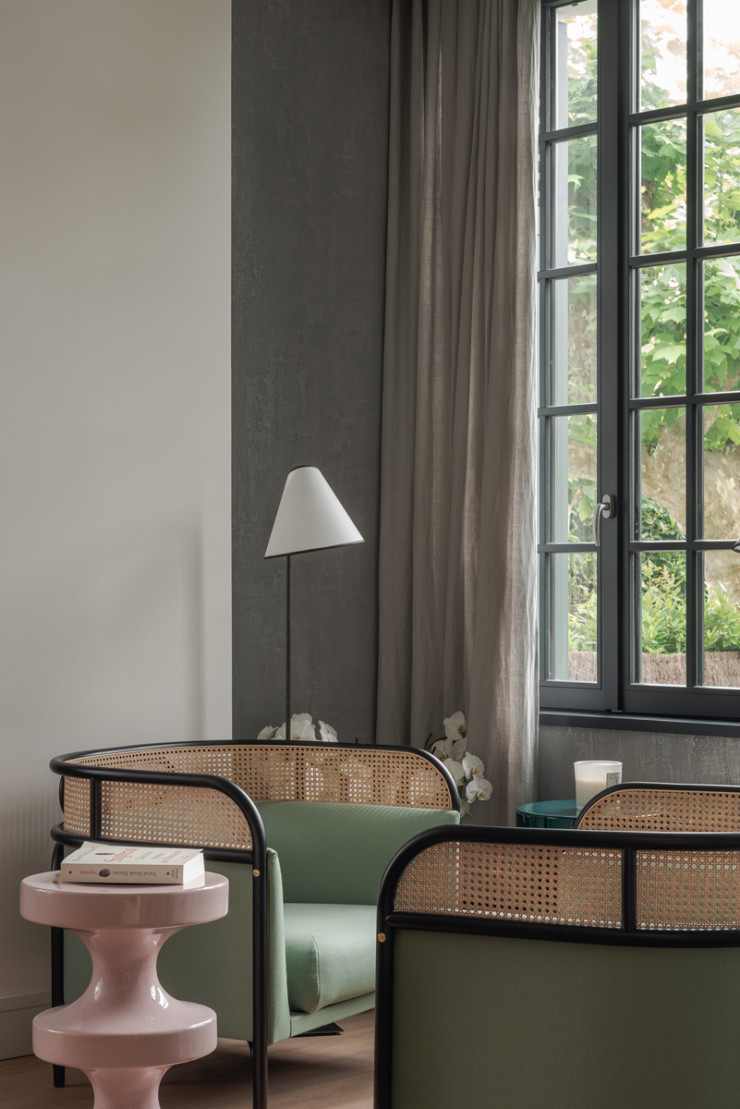 Dans une maison réhabilitée au centre de Biarritz, le coin lecture se vit en fauteuils Targa Lounge (GamFratesi pour Wiener GTV Design) et tabouret Bishop (India Mahdavi).