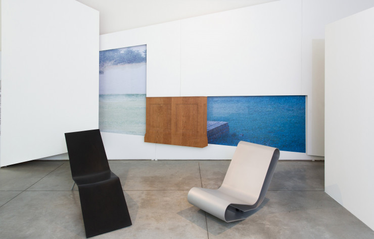 À gauche, la chaise CHL95 (Lensvelt, 1995) est en fibre de verre et polyester. À droite, la chaise MVS LC95 (Lensvelt, 1995), tout en aluminium, conçue en 1995 pour le Hollandais Aiki, préfigure la logique d’un autre modèle culte qu’il réalisera plus tard en plastique chez Kartell, la LCP.
