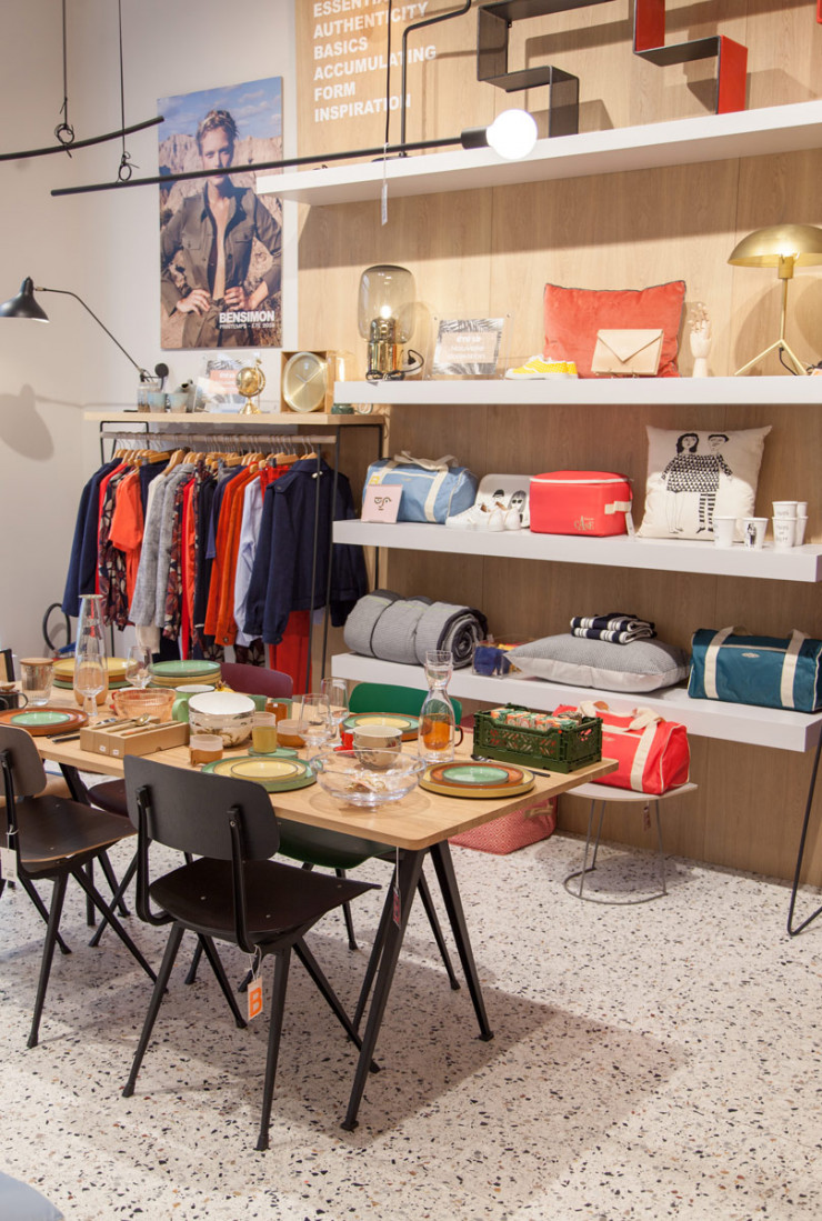 Home Autour du Monde regroupe en un seul et même lieu objets design et collections de tennis, de sacs et de mode.