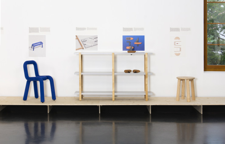 Chaise « Bold » (Moustache), étagères « Ypperlig » (Ikea) et tabouret « Bravo » (Aoo).