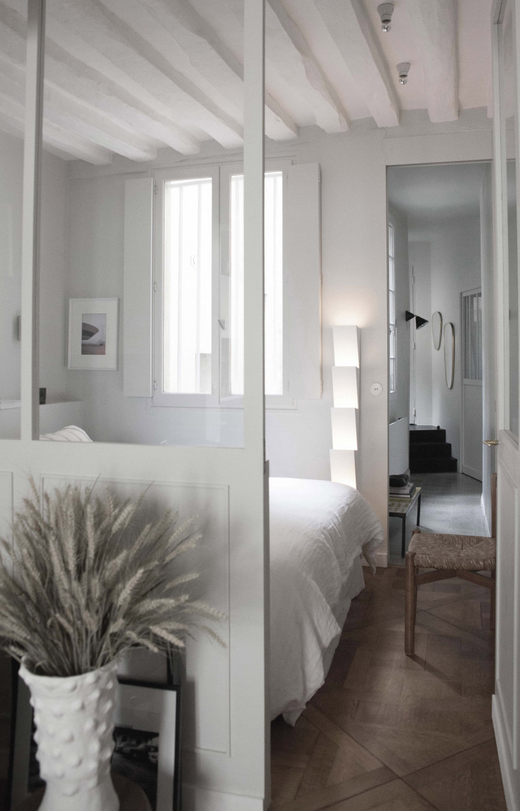 La chambre se glisse naturellement derrière une cloison.