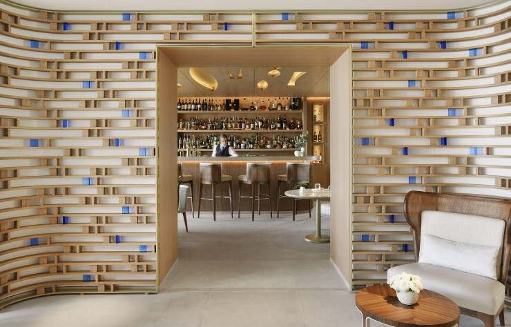 Savamment distillé, le bleu Riviera tisse un fil rouge entre les espaces rénovés par Jean-Michel Wilmotte.