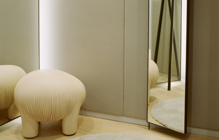 Pouf de Faye Toogood dans une cabine d’essayage…