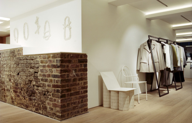 Les chaises de designers (comme ici celle du Londonien Paul Cocksedge) voisinent avec les portants.