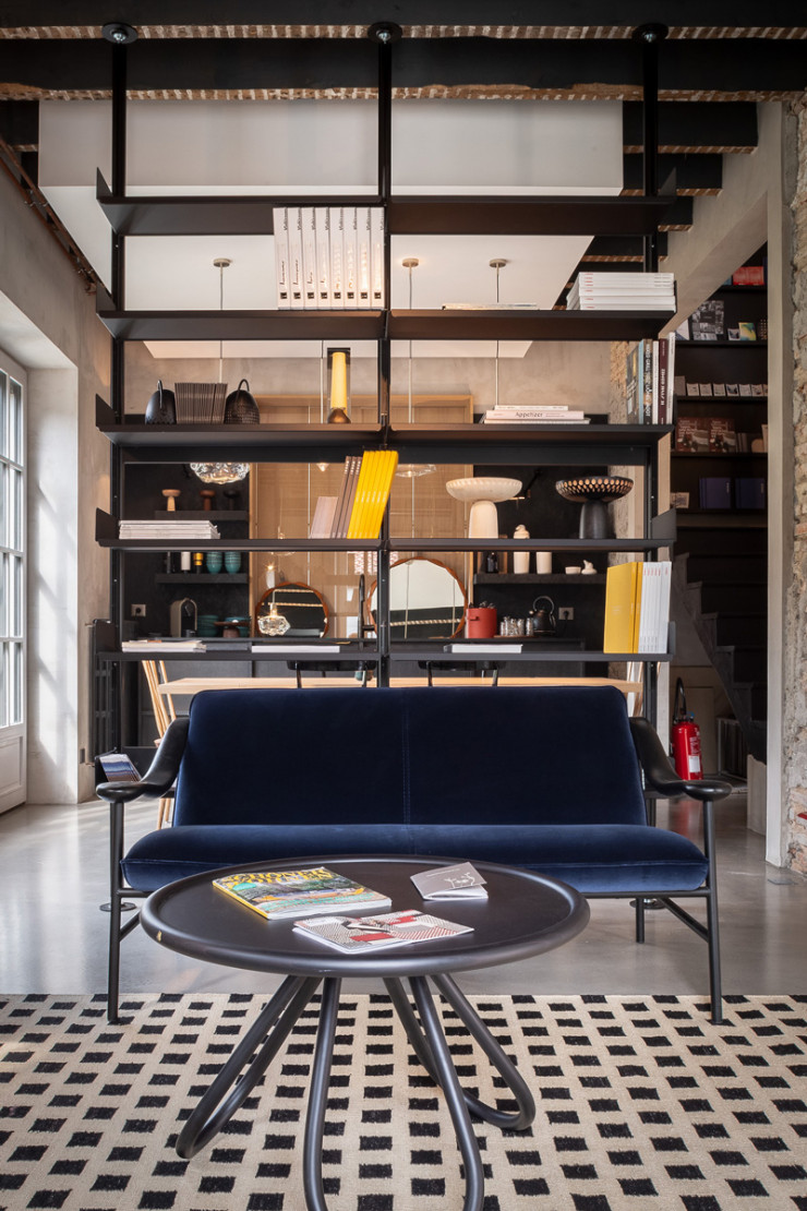 Canapé Versant, table Thonet, tapis Nanimarquina et bibliothèque DePadova.
