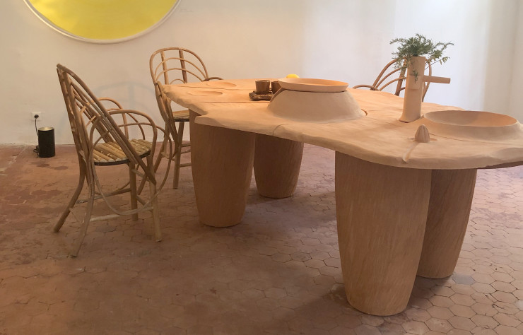 Table en terre cuite de François Champsaur, réalisée par la poterie Ravel.