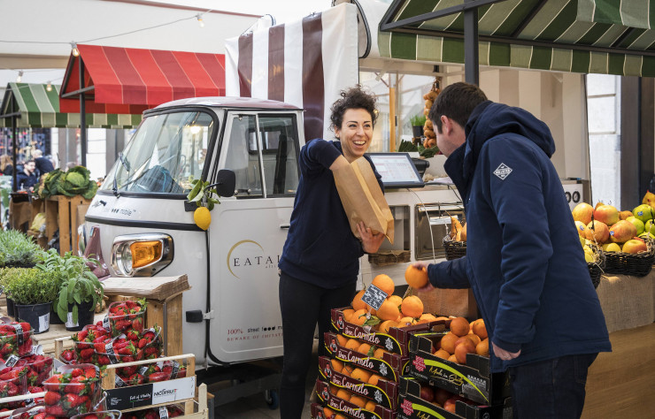 Dans la cour, Eataly accueille les badauds avec l’effervescence typique des marchés.