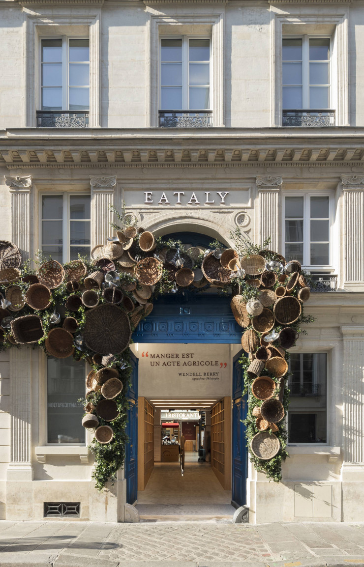 L’une des entrées du magasin, constellée de paniers d’osier.