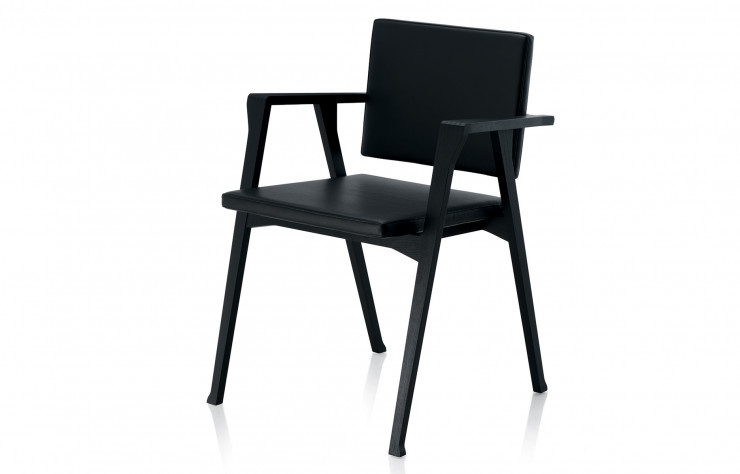 La structure des pieds et du dossier en sapin massif du fauteuil « Fiorenza » (Arflex) se courbe pour une allure assouplie. Différentes densités de mousse et des suspensions élastiques lui permettent d’offrir un confort soigneusement réparti.