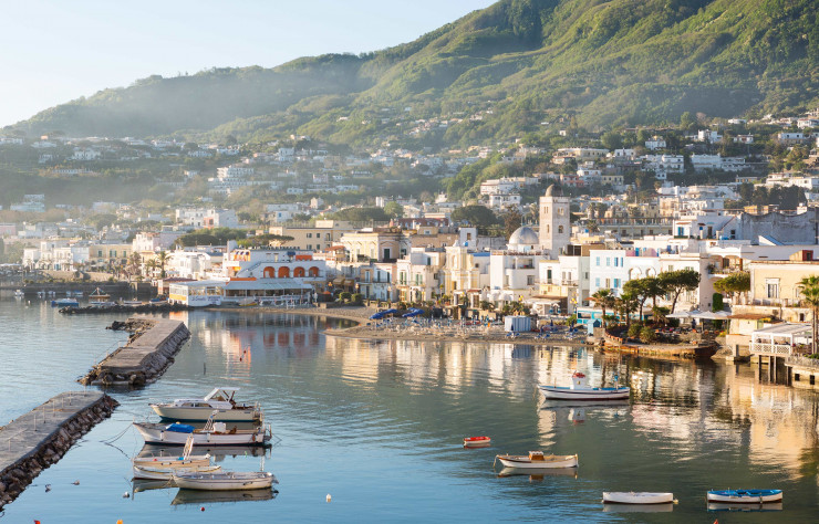 L’île volcanique d’Ischia se pare de magnifiques jardins en terrasse, qui plongent vers la mer.