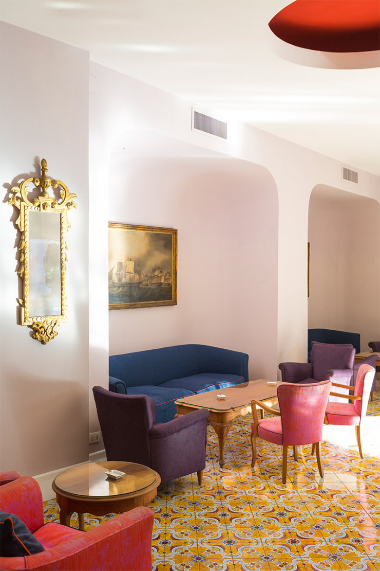 À Ischia plane encore un parfum de dolce vita. Les hôtels, ici l’Albergo della Regina Isabella, offrent un confort prisé des amateurs de simplicité et d’élégance.