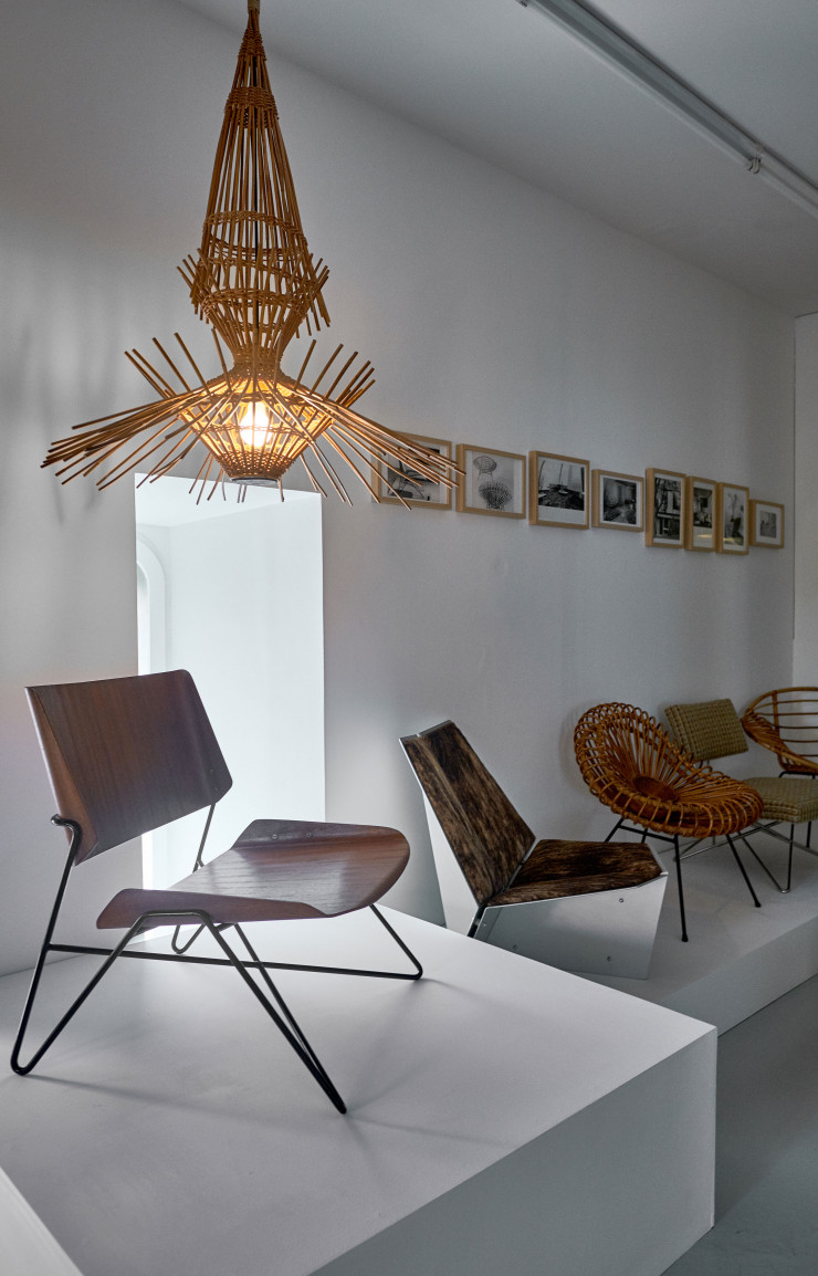 Vue des assises du couple surmontées de la lampe AR65, fraîchement rééditée par Disderot.