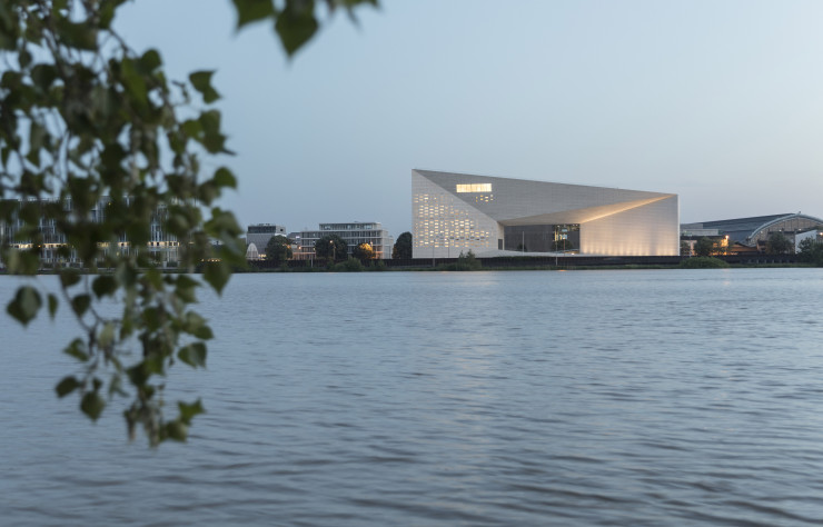 Face à la Garonne, le bâtiment n’est qu’à cinq minutes à pied de la gare Saint-Jean.