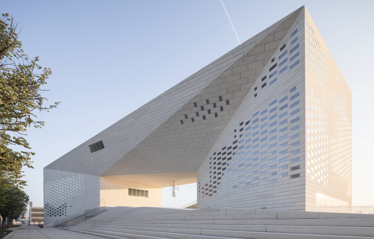 En étroite collaboration avec ses confrères de Freaks Freearchitects, l’agence BIG de Bjarke Ingels a imaginé une « chambre urbaine » qui place la ville et le public au centre du projet.