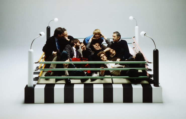 Les designers de la première collection Memphis réunis autour de Sottsass.
