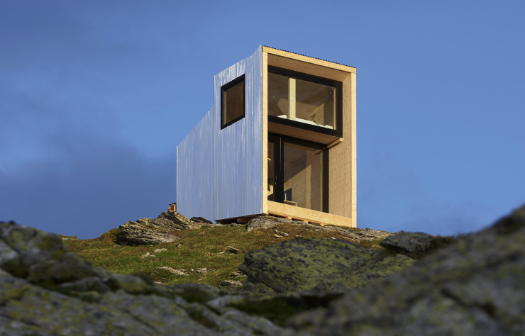 Avec ses grandes baies encadrées de châssis en aluminium, le refuge prend des airs de périscope géant.