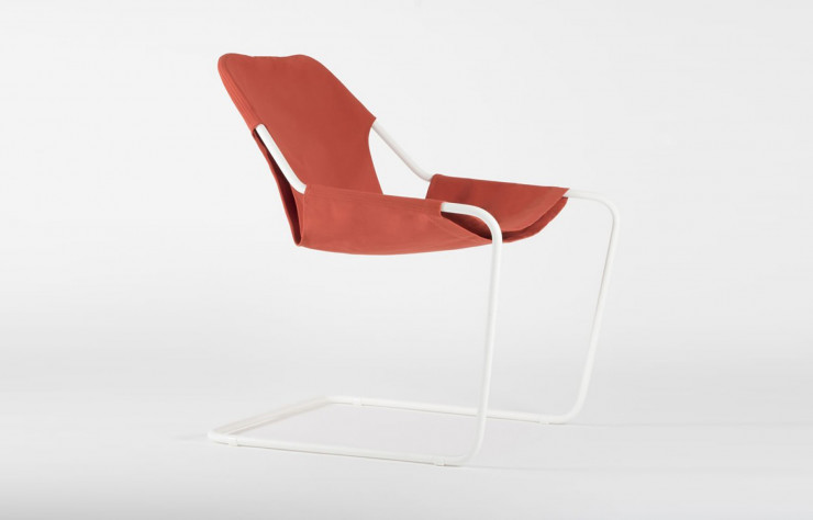 Le « Paulistano », disponible en version outdoor en acier carbone epoxy et toile de coton déclinée en 8 couleurs.