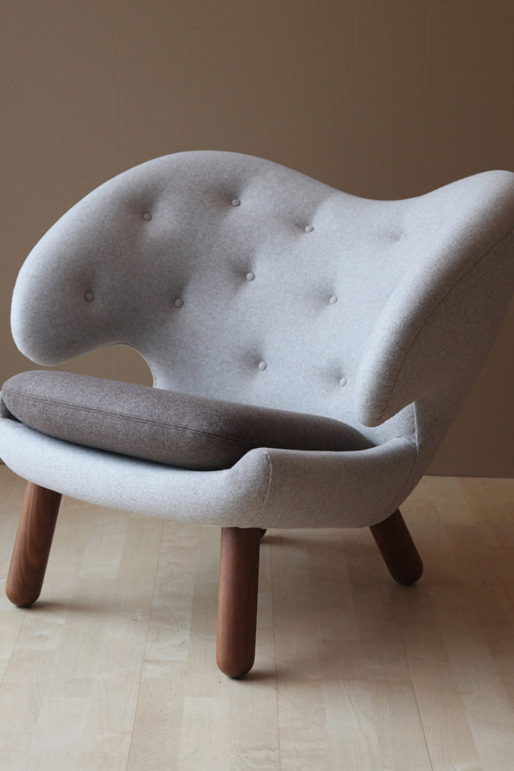 Le fauteuil « Pélican » de Finn Juhl est désormais disponible en réédition dans des versions avec ou sans capitonnage.
