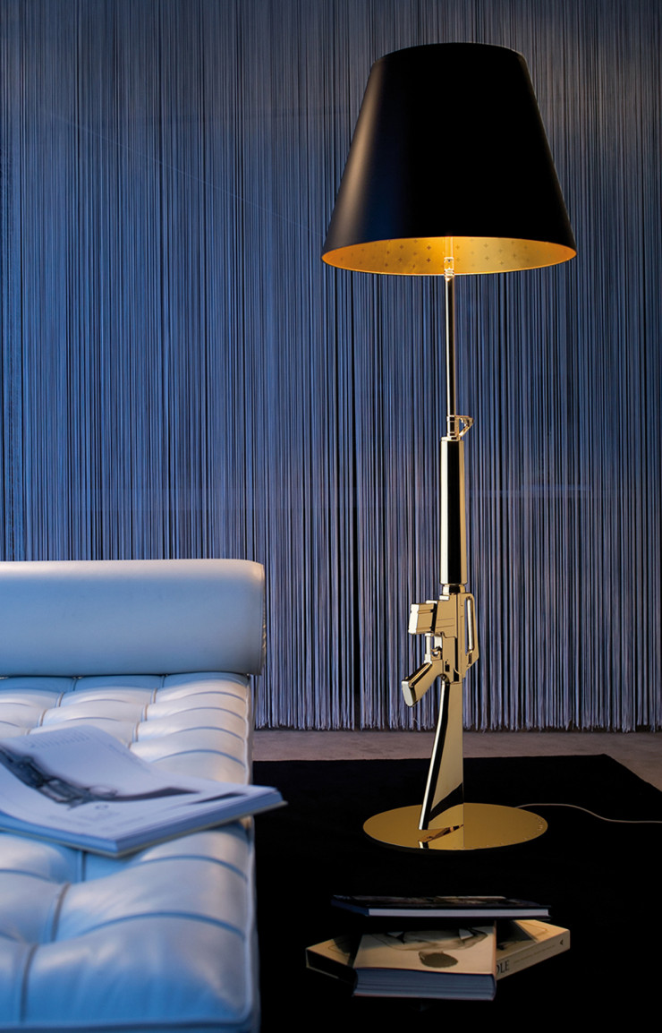 Lampadaire « Gun », en aluminium et papier plastifié.