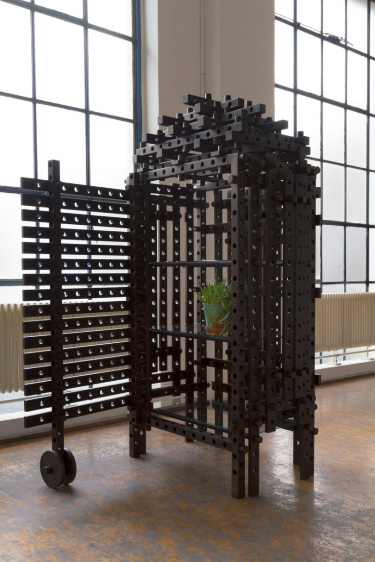 Plus sage, la structure complexe du « Play Cabinet », en verre et bois sombre, rappelle le jeu de Meccano.