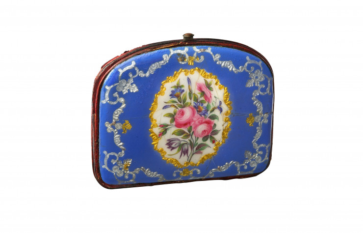 Porte-monnaie en porcelaine avec décor floral. Fin XIXe siècle, France.