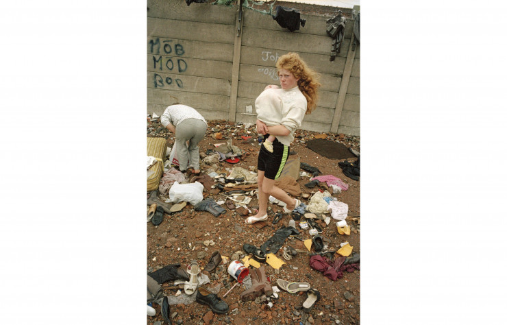 Tom Wood, « Walking Through Shoes [Marche à travers les chaussures] », 1991.