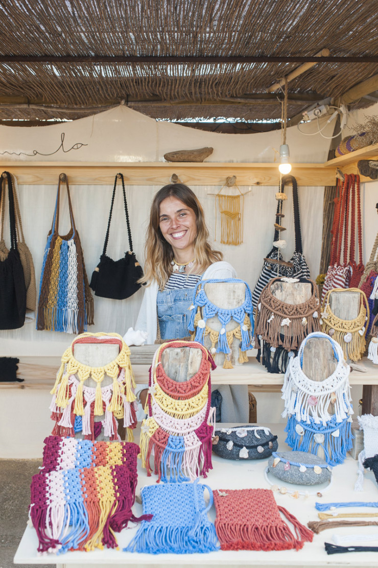Tous les mercredis et dimanches après-midi, le marché hippie de La Mola fait valoir son artisanat local dans une atmosphère joyeuse.