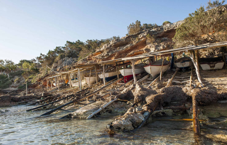 Déclarés d’intérêt culturel, les embarcaderos, ou escars, sont ces cales de halage construites par les pêcheurs au creux des criques, comme ici à Cala Saona.
