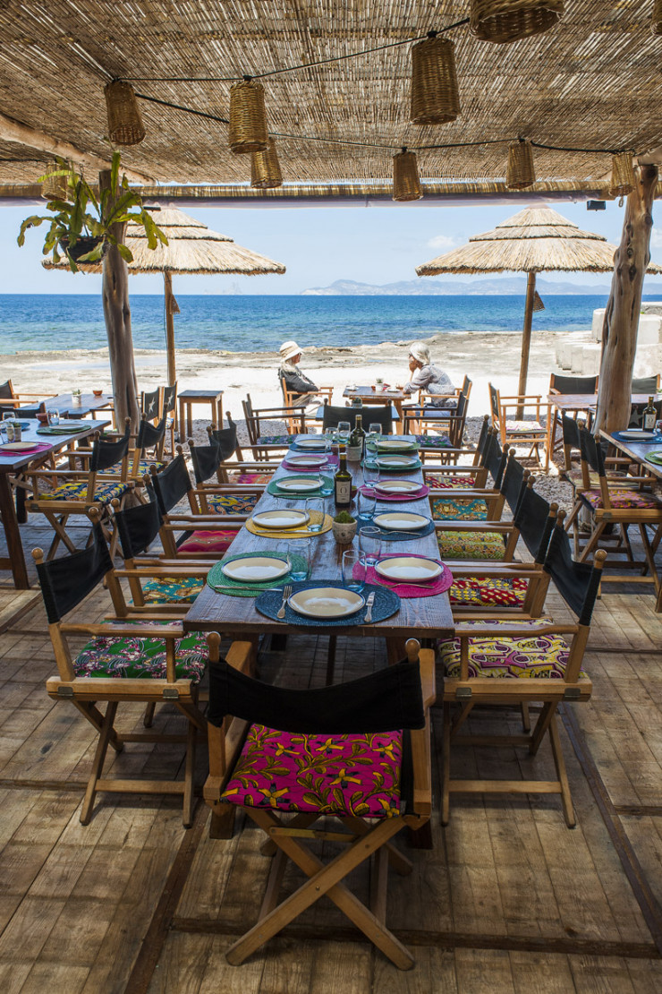 Can Carlitos, le chiringuito du chef Nandu Jubany, offre la meilleure vue sur le mythique rocher Es Vedrà.