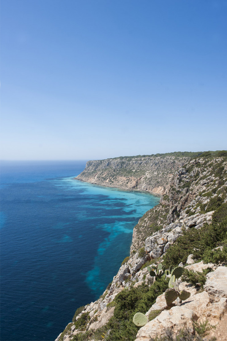 En poussant jusqu’au phare de La Mola, on aperçoit les falaises et les eaux turquoise de Punta Roja.