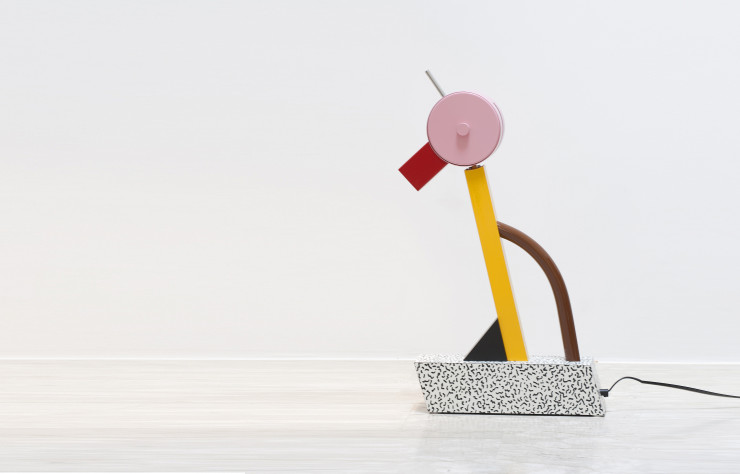 Lampe de table « Tahiti », en laminé plastique et métal laqué, design Ettore Sottsass (1981, Memphis Milano).