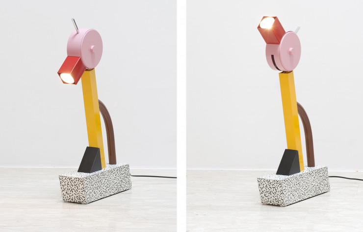 La lampe « Tahiti » est surmontée d’une tête pivotante.
