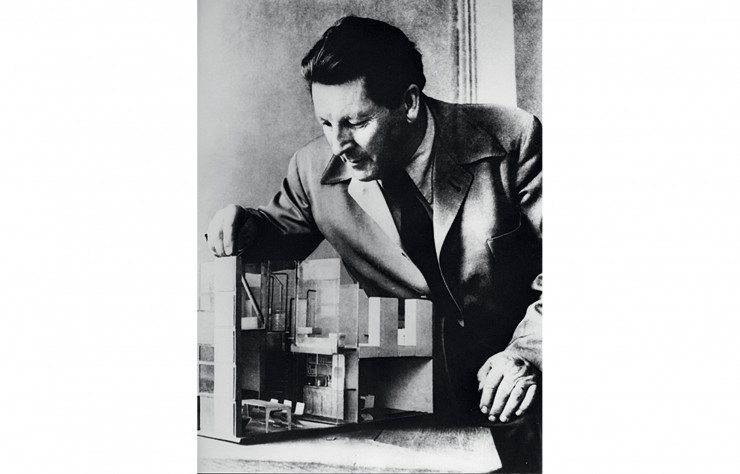 Gerrit Rietveld avec la maquette de la Core House (1941).