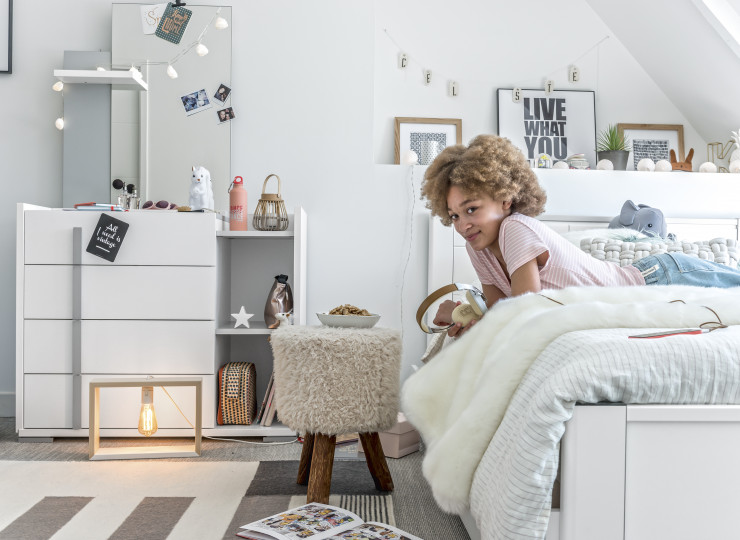 Commode, lit et miroir de la collection Tactil.