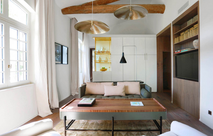 À l’instar de la suite 17, située au Manoir, plusieurs chambres viennent d’être refaites à Baumanière. Dans les deux mas de La Cabro d’Or comme à L’Oustau, la maison historique avec son restaurant étoilé, l’art de vivre est la clé de cette rénovation.