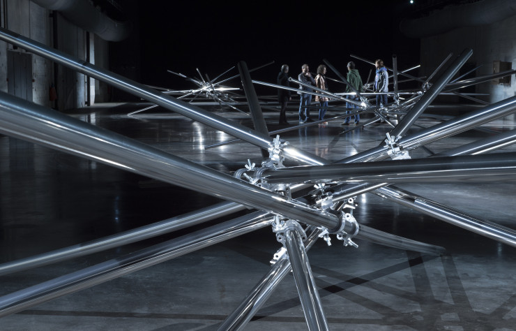 Dans l’antre de cette ancienne base allemande de construction de sous-marins de la Seconde Guerre mondiale, « Human Fly » (2019) procure au spectateur des sentiments d’insécurité autant que de… solidarité.