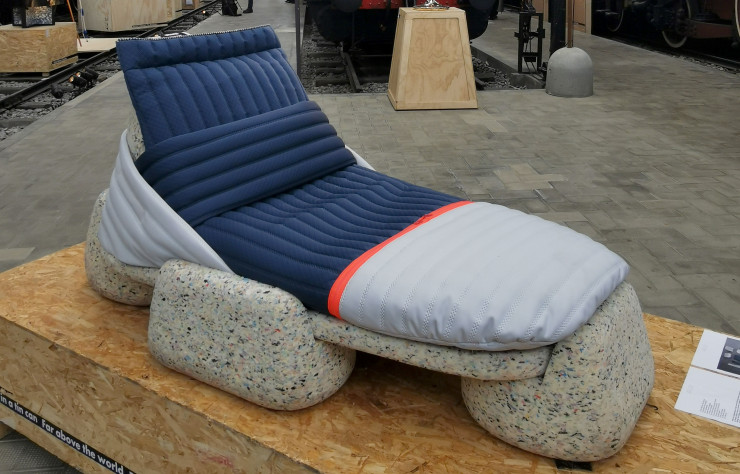 Chaise longue en plastique recyclé réalisée par Patricia Urquiola.