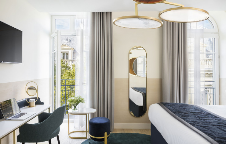 Loin d’être anecdotiques, les jeux de miroirs participent à la sensation d’un espace lumineux et dégagé.