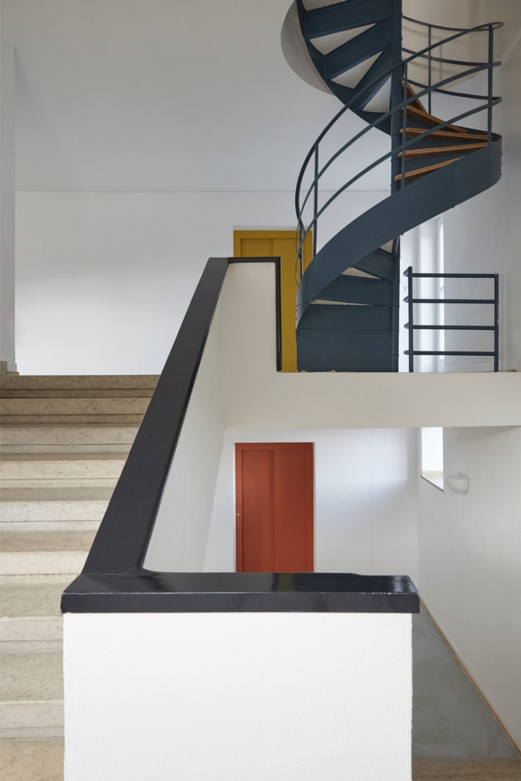 On emprunte l’escalier central pour visiter l’exposition des archives de la construction du bâtiment.