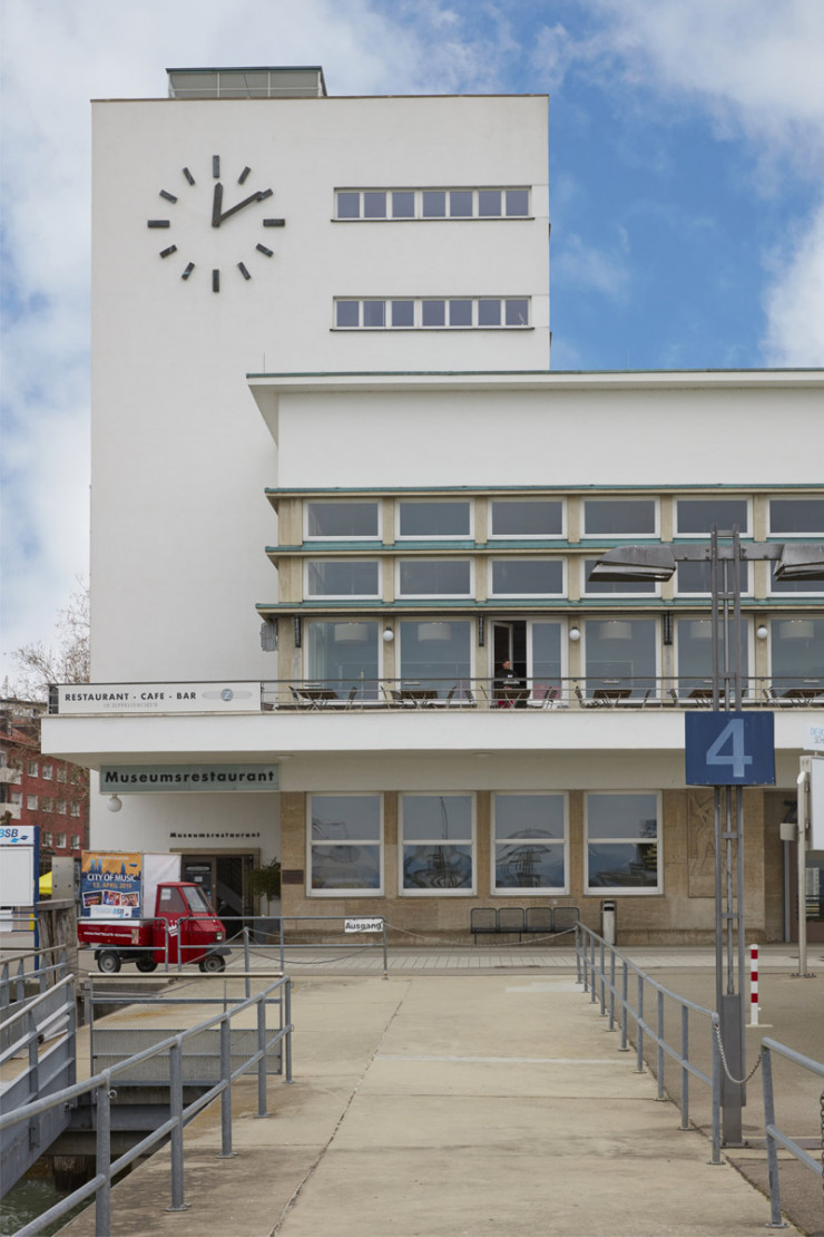 À l’étage du musée Zeppelin, un restaurant donne sur le lac.