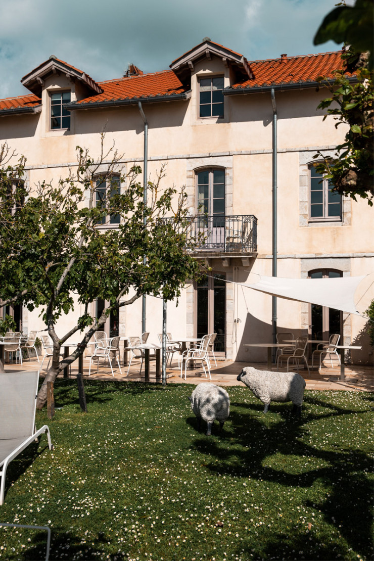La plupart des chambres de l’hôtel Silhouette, idéalement situé en face des Halles, profitent, elles aussi, d’un ravissant jardin.