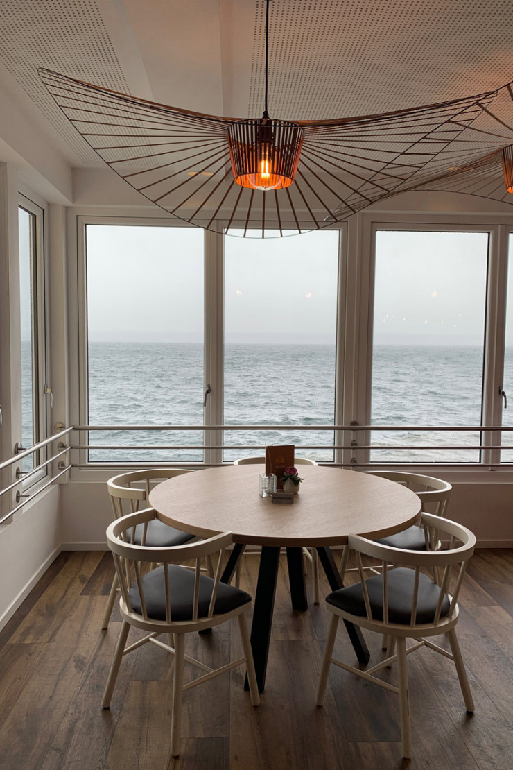 Autre option pour se restaurer à Meersburg, la table italienne Fährhaus, sous un lustre de Constance Guisset.