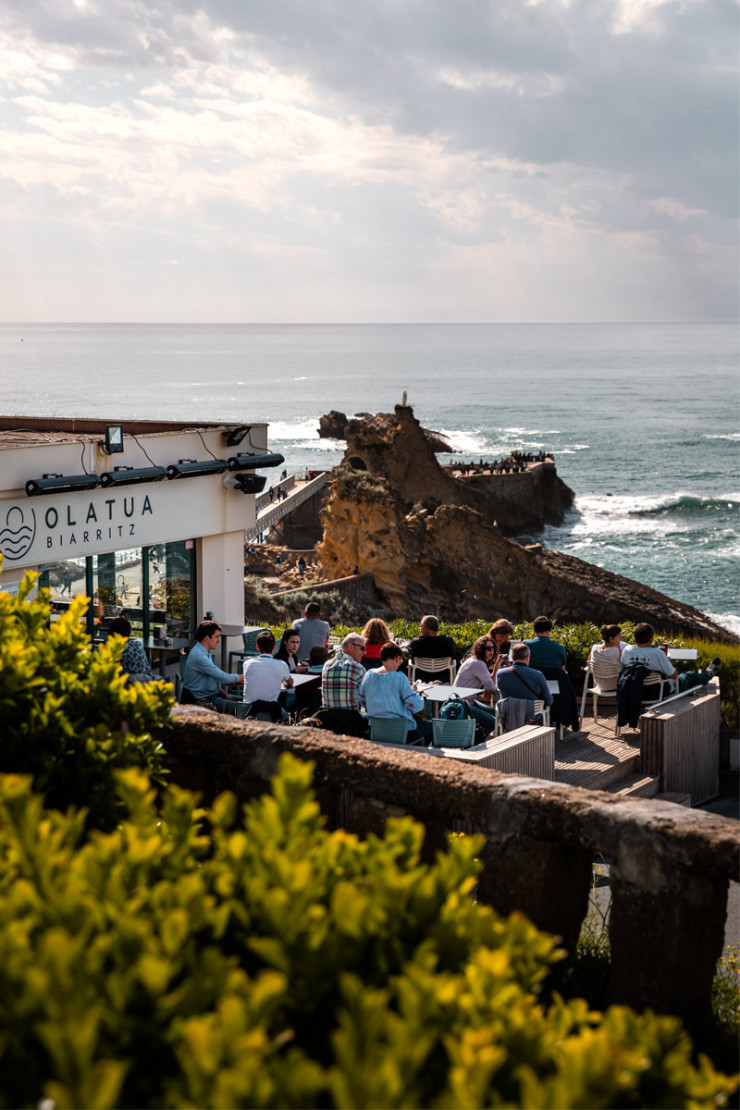 Juché au-dessus de l’Aquarium dans les jardins de l’Atalaye, Olatua est le spot rêvé pour une petite faim ou un verre au coucher du soleil.