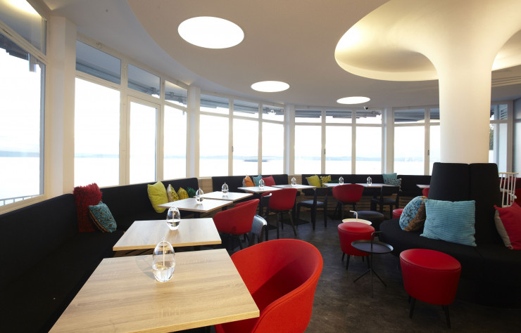 Le café Möwe a pris place dans un ancien terminal de ferries construit en 1951 par un élève de Ludwig Mies van der Rohe.