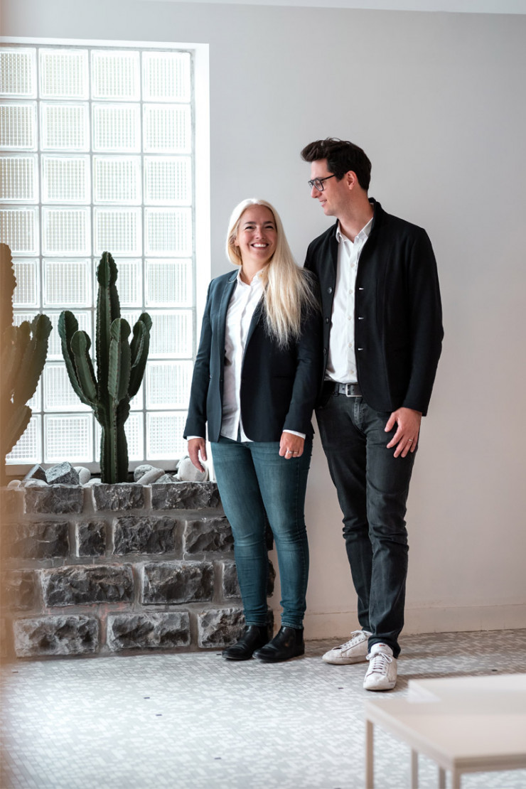 Lui produit le design de collection des Éditions Ducoté. Elle est architecte d’intérieur. Marc-Alexandre Ducoté et Élodie Maentler-Ducoté travaillent sous le même toit et ouvrent les portes de leur galerie.